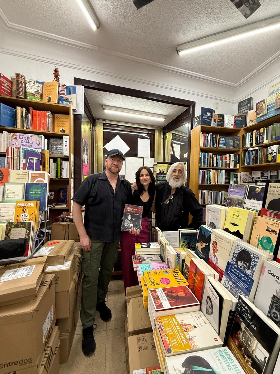 Ha sido un placer conversar y compartir experiencias con Alberto Martínez y Miguel Ángel Rodríguez, grandes embajadores del Círculo Flamenco de Madrid. Gracias a Sin Tarima libros por acogernos en su espacio. Todo un lujo de establecimiento en la zona más "trianera" de la capital