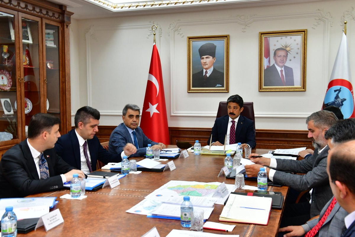 Kırşehir Valiliği (@kirsehirvalilik) on Twitter photo Köylerin Altyapısının Desteklenmesi Projesi (Köy-Des) kapsamında ilimizde planlanan çalışmaların değerlendirildiği 2025 Yılı KÖYDES Tahsisat Toplantısı, Valimiz <a href="/DemiryurekSefa/">Murat Sefa Demiryürek</a> başkanlığında, Vali Yardımcılarımız, Kaymakamlar ve İl Özel İdare yetkililerinin katılımıyla yapıldı. Köylerin Altyapısının Desteklenmesi Projesi (Köy-Des) kapsamında ilimizde planlanan çalışmaların değerlendirildiği 2025 Yılı KÖYDES Tahsisat Toplantısı, Valimiz <a href="/DemiryurekSefa/">Murat Sefa Demiryürek</a> başkanlığında, Vali Yardımcılarımız, Kaymakamlar ve İl Özel İdare yetkililerinin katılımıyla yapıldı.