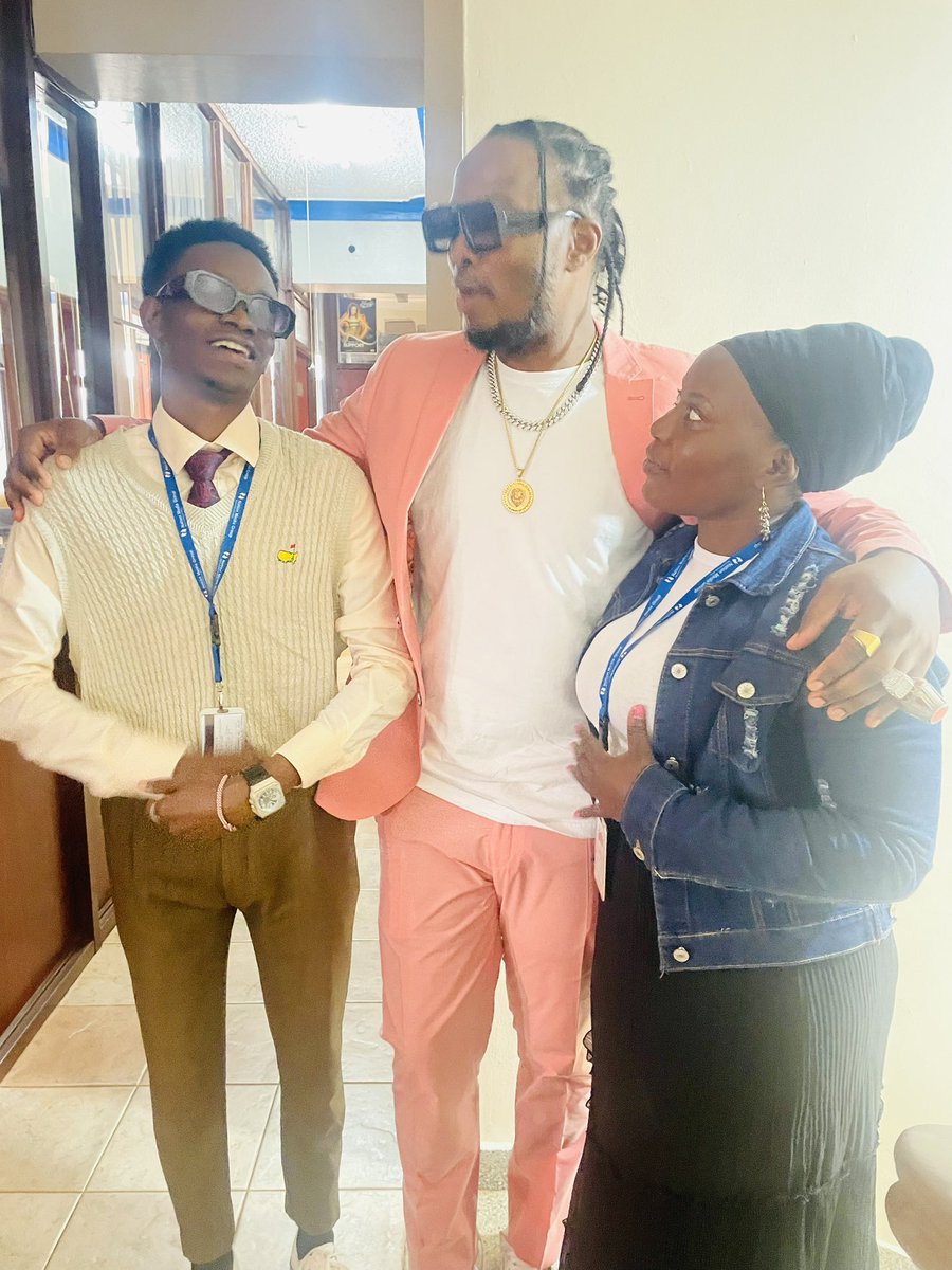 A moment with <a href="/therealGnlzamba/">𝐆𝐍𝐋 𝐙𝐚𝐦𝐛𝐚 ♕ ™</a> helloooo Ono yye Wakabi ate nyoooo <a href="/DembeFm/">90.4 Dembe FM</a> <a href="/933kfm/">933 KFM</a>