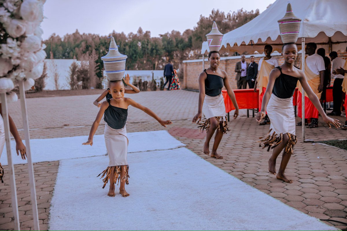 MANIRAGUHAPhoc2's tweet photo. And we have a traditional damce troupe to satisfy and educate you. Turi Intumwa z’Ubukombe - We are Intumwa z’Ubukombe.

@MusanzeDistrict a best place to be - @Kwitaizina 

#kwitaizina #rwanda https://t.co/OSXBdE4iCd