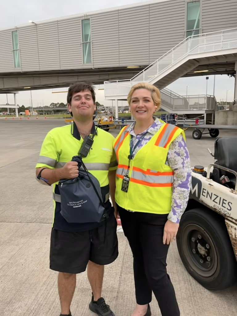 Safety Gotcha! #TeamBNE taking a moment for on the spot ramp recognition. New to United, FMC driver Alex recognised the need for rail compliance, and paused to reset his process, ensuring a safe attachment. Thanks for your focus!
#nosmallrolesinsafety #beingunited #safetyiownit