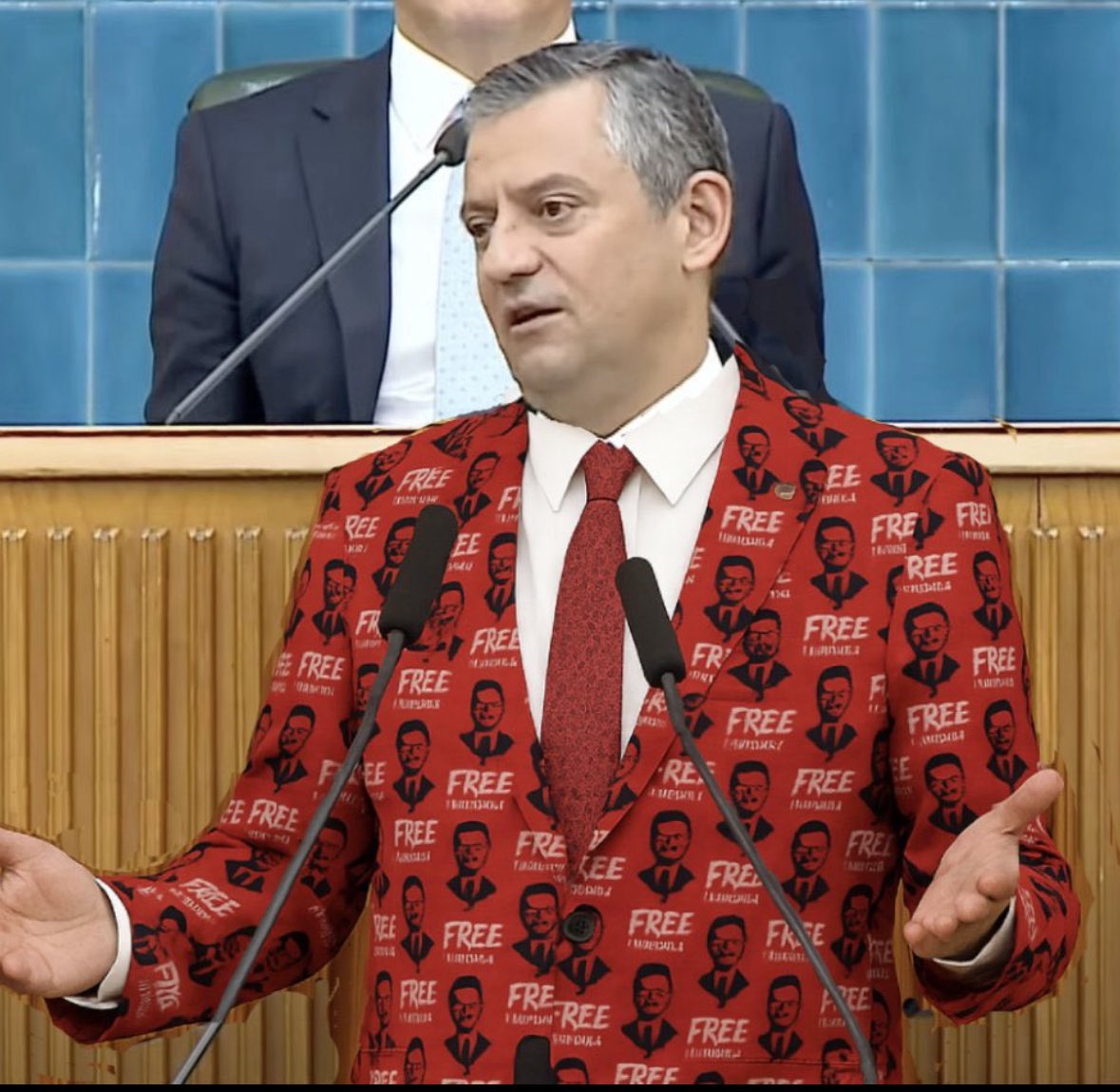 Acın taze kurtulamazsın
Gözlerini kaçırarak
Belki birazcık bozuldun
Ruhun belki can çekişiyor
Belki biraz da kızardın ama
Sana kırmızı çok yakışıyor. Özgür 😂