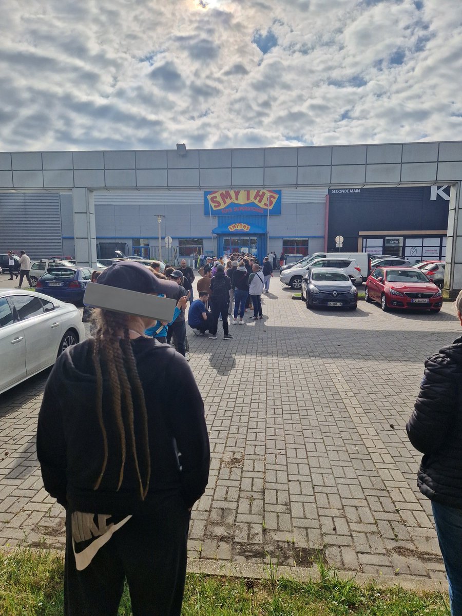 Wait_And_Bleeds's tweet image. pov t’arrive au magasin 40min avant l’ouverture le jour d&apos;une sortie pokemon