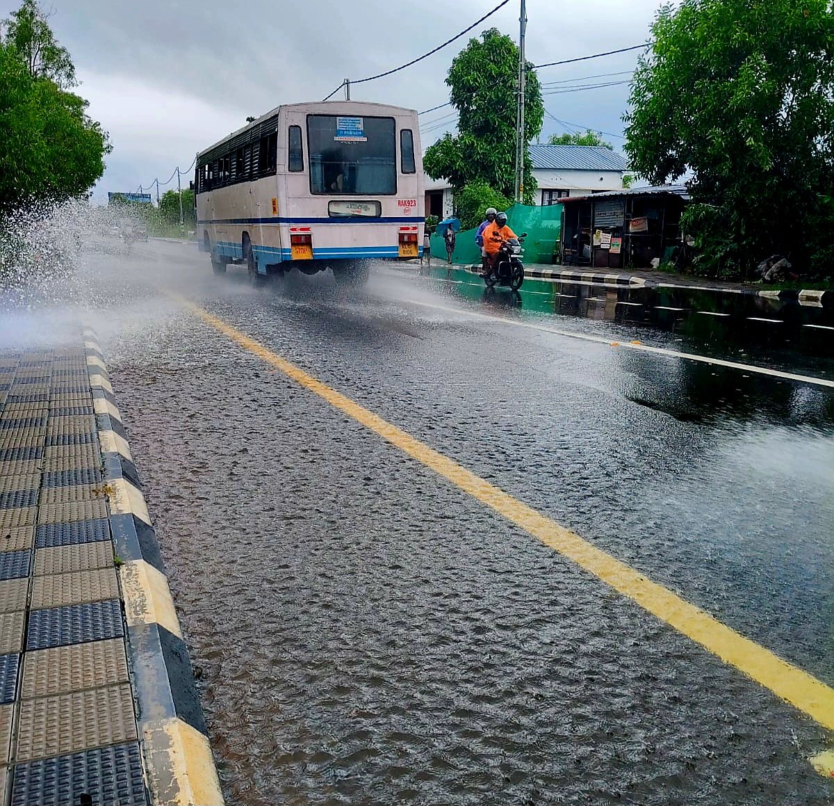 ആലപ്പുഴ - ചങ്ങനാശേരി (എസി റോഡ്) റോഡിൽ ചങ്ങനാശേരിക്ക് സമീപം രണ്ടാം പാലത്തിനു സമീപം വെള്ളം കയറി. ഗതാഗത തടസ്സം നിലവിലില്ല. മഴ തുടരുന്നു. 
#ACRoad #ACCanal #WaterLogging #KeralaRains #KeralaFloods

30 may 2025 12:30 pm