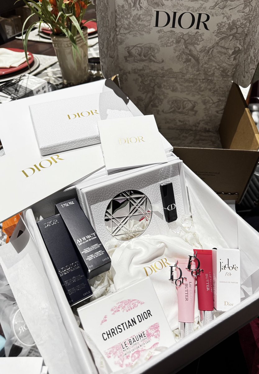 RaeKaeli's tweet photo. It came & I’m in love! 😍 woooow!💗
I still regret not getting the rosy stick glow tho!!!😭
#becauseJISOOendorsesthebestbrands
#JISOO #DiorBeauty
#jisoo #dior https://t.co/ccEQjhi8A5