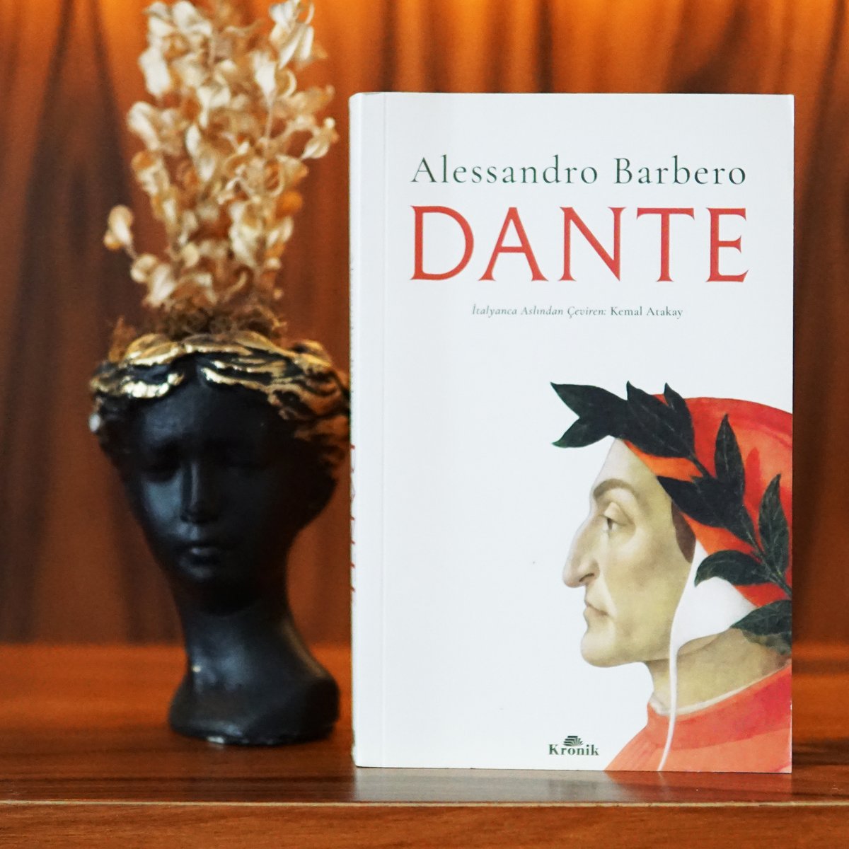 İlahi Komedya'nın dahi yaratıcısını, ilk kez, değerlerini ve zihin yapısını paylaştığı dönemin bir insanı olarak görüyoruz. Alessandro Barbero, bu dönemin eksiksiz bir portresini çiziyor ve okuru Ortaçağ'ın âdetlerine ve politikasına yaklaştırıyor…

🔗: kronikkitap.com/kitap/dante/
