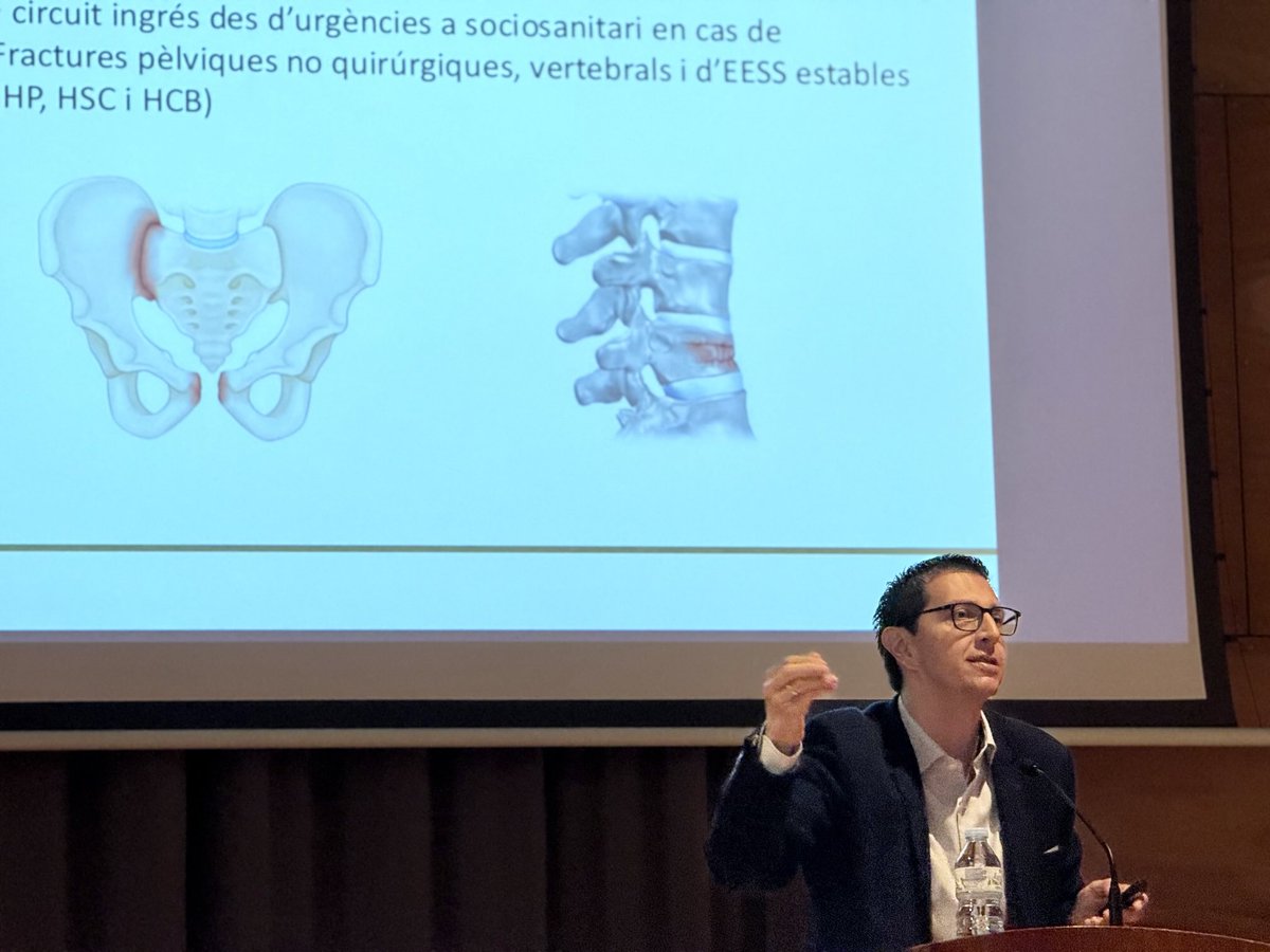 🧠 Tot seguit, en Juanjo Zamora ens presenta a Julio Durán que ens explica un model pioner: COMFAI de l’@AISBCNEsquerra!
Un gran exemple d’integració assistencial en pacients fràgils 💡
#JornadaCrònics25 #GAPiCBaixLlobregat
<a href="/primariaicscat/">Atenció Primària i a la Comunitat de l'ICS</a> <a href="/salut/">salut</a> #CrònX