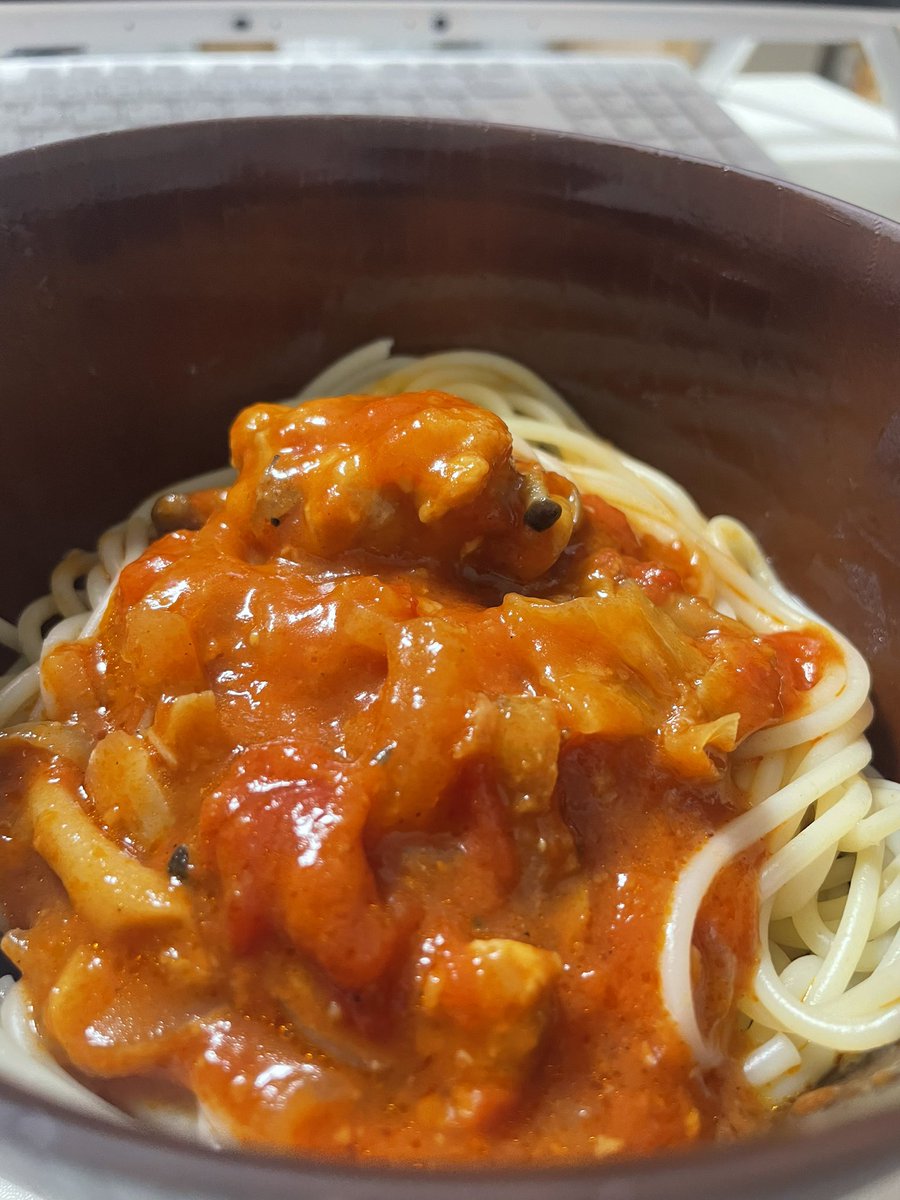 人が作ってくれたご飯美味しい。
2日目はパスタ茹でてソースにしちゃった
とってもおいしい。