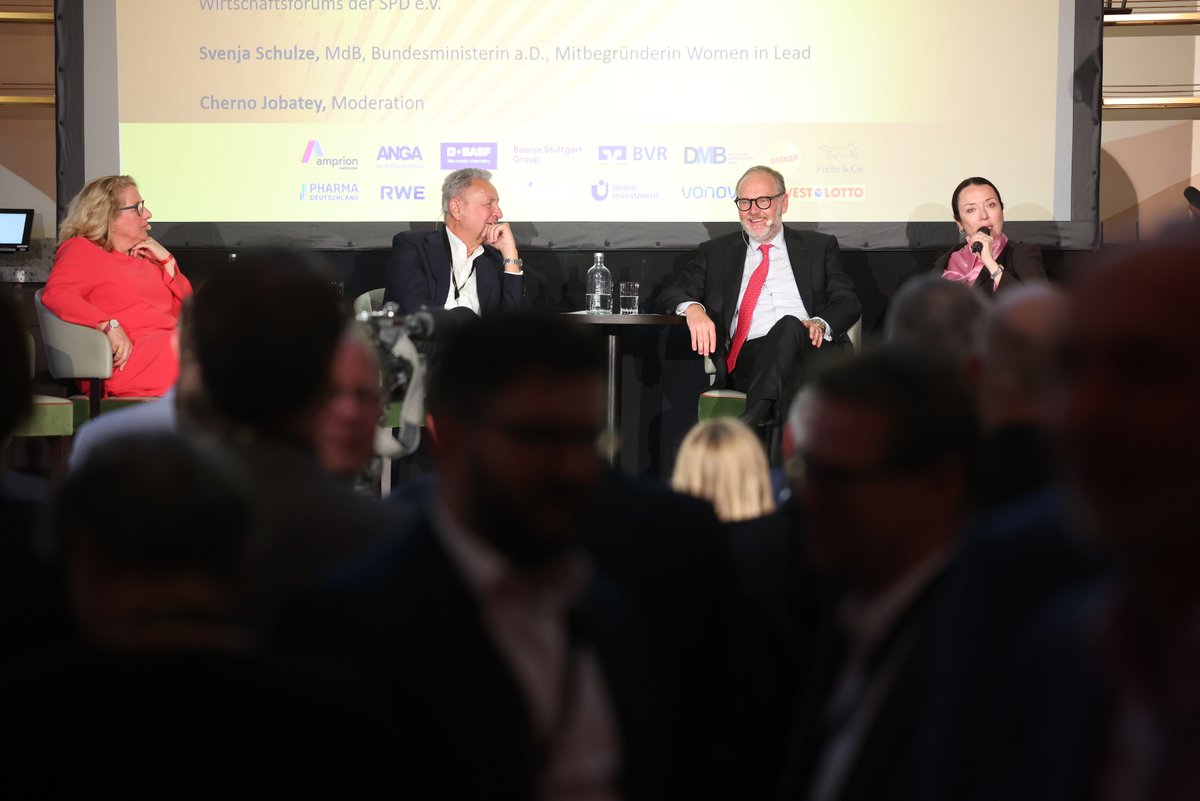 10 Jahre im Dialog mit Politik und Wirtschaft: Das war unsere Talkrunde auf unserem Parlamentarischen Abend, moderiert von <a href="/ChernoJobatey/">Cherno Jobatey</a>.

Mit:
📌 Verbandspräsidentin Prof. Dr. Ines Zenke 
📌 Gründungs- und Ehrenpräsident Dr. Michael Frenzel 📌 <a href="/harald_christ/">Harald Christ</a>
📌 <a href="/SvenjaSchulze68/">Svenja Schulze</a>