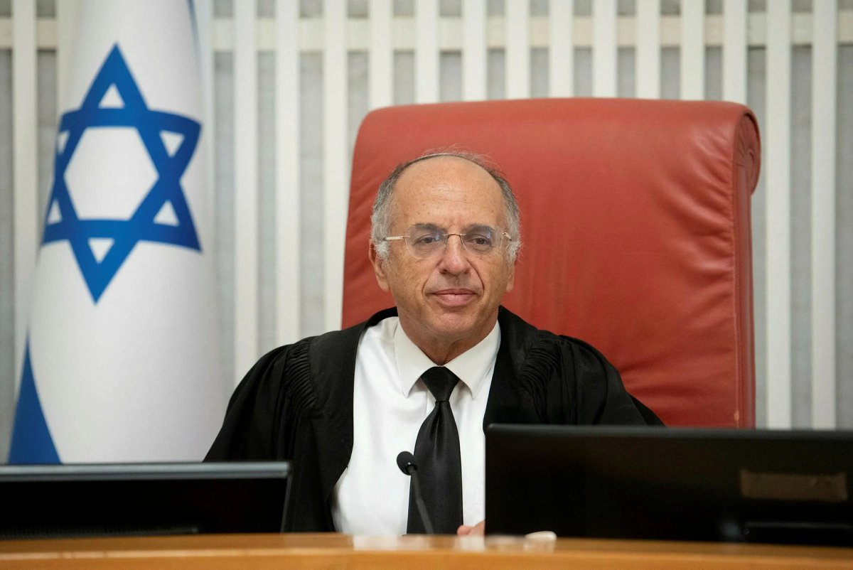 מכתב פתוח לשופט נעם סולברג

בחודשים האחרונים אני מוצא את עצמי חושב יותר ויותר על העמדה הבלתי אפשרית שאתה נמצא בה, בודד בצמרת ושותק. מן הסתם, לא תחלוק את דעותיך על המתרחש בבית המשפט העליון עם איש. המעגלים החברתיים שלך מצומצמים בכוונה. כמו ששופט אמור לנהוג, אתה נמנע מהתבטאויות