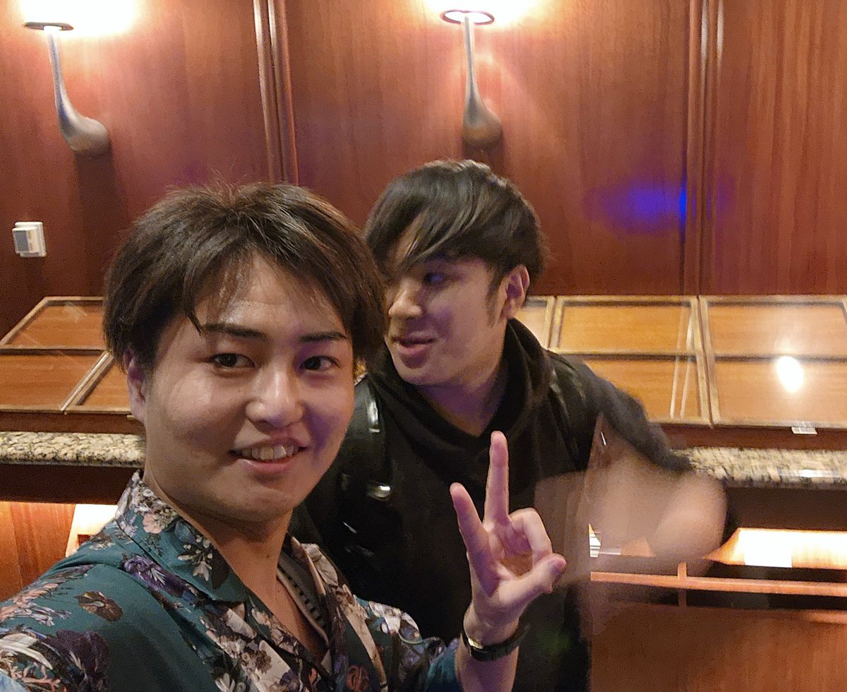 ベラージオで世界のヨコサワさんに遭遇！
<a href="/MasatoYokosawa/">世界のヨコサワ</a> 

いつも観てますと伝えると握手と写真撮って頂きました🙌
X掲載許可済

顔の右側青い光激当たりしてエグい色してるw

(Ver2.せっかくならポーカールーム背景にしようと提案してくださったタイミングフル被りショット)