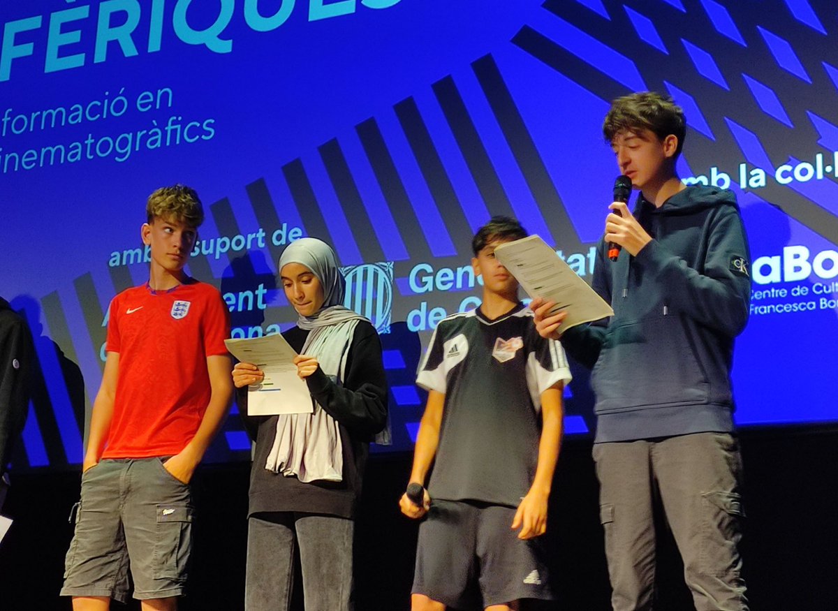 L'alumnat de la comissió d'audiovisuals 🎬, dins del Programa Visions perifèriques de Drac Màgic , ha presentat el curtmetratge "El futur d'avui és el present de demà" , inspirat en el curt de la cineasta Hajar Boujtat “Serem el que sempre hem desitjat” 🎥.