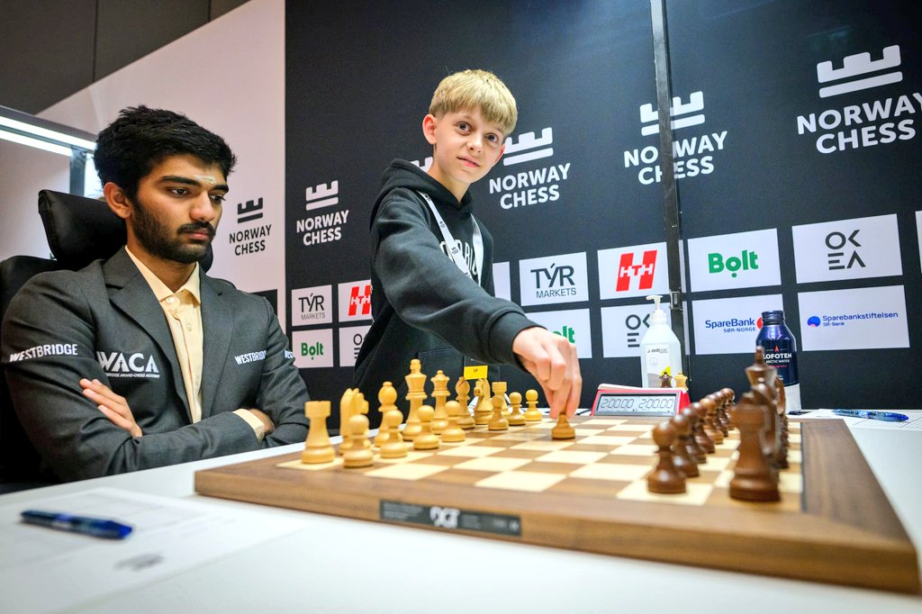 VetustaChess's tweet photo. Durante la celebración de la Final de #PequeñosGigantes de @RMDSA en Noruega se coincidió con el @NorwayChess  #NorwayChes nuestros jóvenes jugadores se pudieron hacer fotos con los mejores jugadores del mundo, como @MagnusCarlsen @DGukesh @GMHikaru o la Española  @saraakhadem https://t.co/CfRli5e7ZV