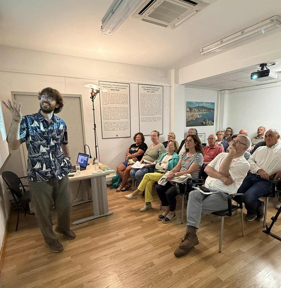 CONFERÈNCIA APUNTS D'HISTÒRIA DE LLORET A CÀRREC D'ANTONI GINOT I JULIÀ

Gràcies a tots i a totes els que ahir ens vàreu acompanyar a la conferència ‘La pesca i els pescadors al Lloret dels segles XV i XVI. Una activitat essencial’ a càrrec d’Antoni Ginot i Julià 👏🏻👏🏻👏🏻