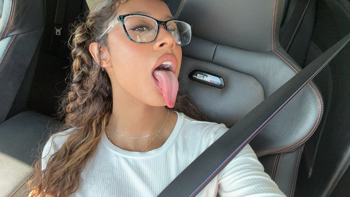 AverageSad_gorl's tweet photo. @maybeimabelle Want to see what a long tongue Latina can do 
Send me a DM 😉 https://t.co/AISzERqGFz