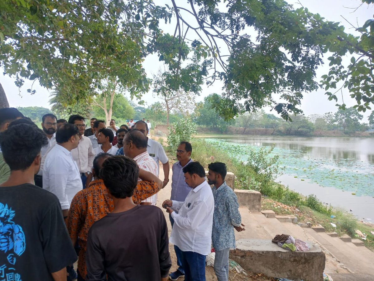 irasisacharya's tweet photo. ମୋର ବିଧାନସଭା ଅନ୍ତର୍ଗତ ସୋହେଲା ବ୍ଲକର ସୋହେଲା ପ୍ରବେଶ ପଥରେ ଗୋଟିଏ ଭବ୍ୟ ତୋରଣ ଏବଂ ପୂର୍ଣ୍ଣି ବନ୍ଧର ଉଦ୍ଧାରୀକରଣ ତଥା ସୌନ୍ଦର୍ଯ୍ୟ କରଣ କରିବା ପାଇଁ ଜିଲ୍ଲାପାଳ ଆଦିତ୍ୟ ଗୋଏଲ ଓ ପୂର୍ତ୍ତ ବିଭାଗ ର ଯନ୍ତ୍ରୀଙ୍କ ସହ ପଥ ନିରୀକ୍ଷଣ କଲି ll
"ଆମର ଲକ୍ଷ୍ୟ.. ବିକଶିତ ସୋହେଲା"
#Sohela
#Development
#entrygate
#SohelaBlock
#BhatliConstituency