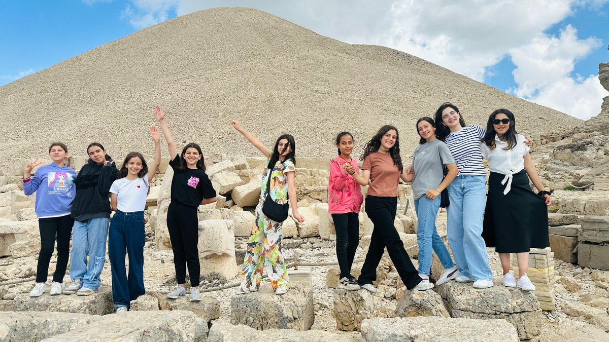 "Şehrimi Tanıyorum Projesi" kapsamında Mehmet Akif Ersoy ve Mevlana Ortaokulu öğrencileri Cendere Köprüsü ve Nemrut Dağı'nı ziyaret etti.
Tarihe yerinde tanıklık eden öğrencilerimiz unutulmaz bir deneyim yaşadı. 👏📚 <a href="/adiyamanmem/">Adıyaman İl Millî Eğitim Müdürlüğü</a> <a href="/ali_tosun77/">Ali TOSUN</a> <a href="/meb_sgb/">MEB Strateji Geliştirme Başkanlığı</a> <a href="/tcmeb/">Millî Eğitim Bakanlığı</a>