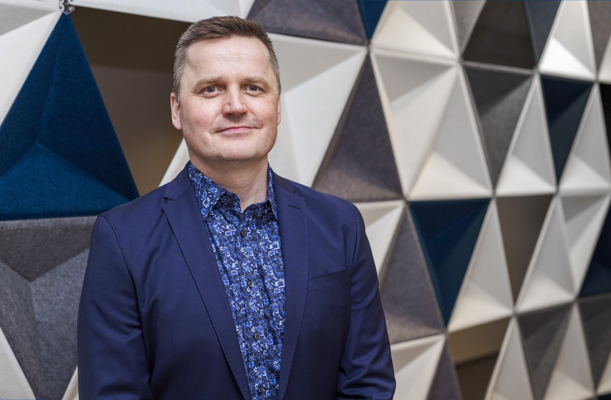 💬 "Se on fakta, että tekoälyllä emme poista kuoppia tieverkosta tai estä kiskon katkeamista rataverkolla, mutta voimme kohdistaa ennakoivat kunnossapidon toimenpiteet paremmin", ennustaa toimialajohtaja Juuso Kummala.

#tekoäly #digitalisaatio