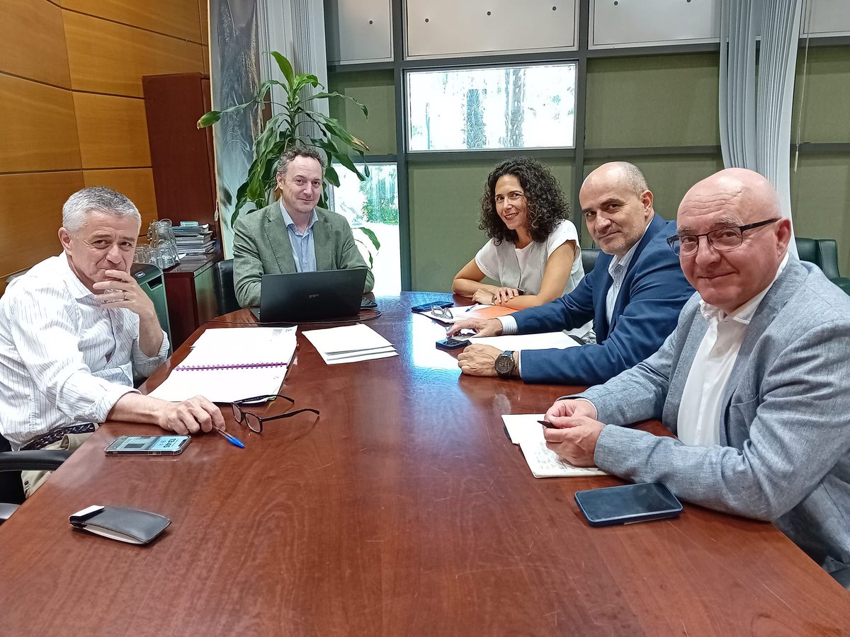 Juan Ramón Pérez (@juanrapv) on Twitter photo 🤝 Celebramos la constitución del Comité de Seguimiento del protocolo entre <a href="/AndaluciaJunta/">Junta de Andalucía</a> y @AAEF_Andalucia para avanzar juntos en la gestión forestal sostenible.
🌲 Contratación pública, banco de proyectos, ayudas y revisión de precios, entre los temas clave abordados. 🤝 Celebramos la constitución del Comité de Seguimiento del protocolo entre <a href="/AndaluciaJunta/">Junta de Andalucía</a> y @AAEF_Andalucia para avanzar juntos en la gestión forestal sostenible.
🌲 Contratación pública, banco de proyectos, ayudas y revisión de precios, entre los temas clave abordados.
