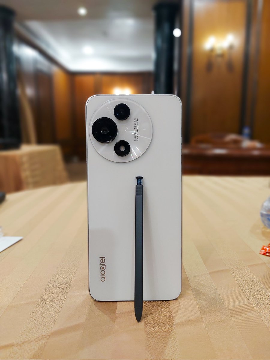 sidmalakar200's tweet image. The All New AlCATEL V3 ULTRA 
 
If you are a creative person who love to draw and sketch, read e-books for long time, this is for you. 
#Alcatel #AlcatelMobile #AlcatelInIndia #AlcatelV3Series #NXTPAPER #Flipkart 
@IndiaAlcatel 
@SANJEEVRATHI76