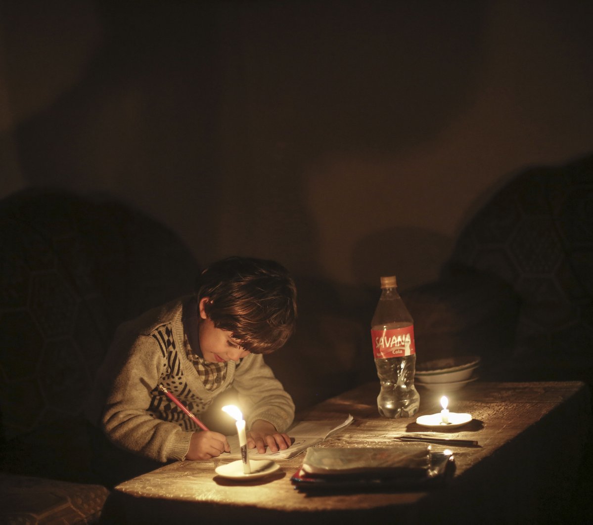 Aujourd'hui, des millions d'enfants vivent dans une zone de conflit. Leur enfance est ruinée par la guerre.

Les enfants ont droit à l'éducation et au respect. 

Les enfants ont droit à un avenir.