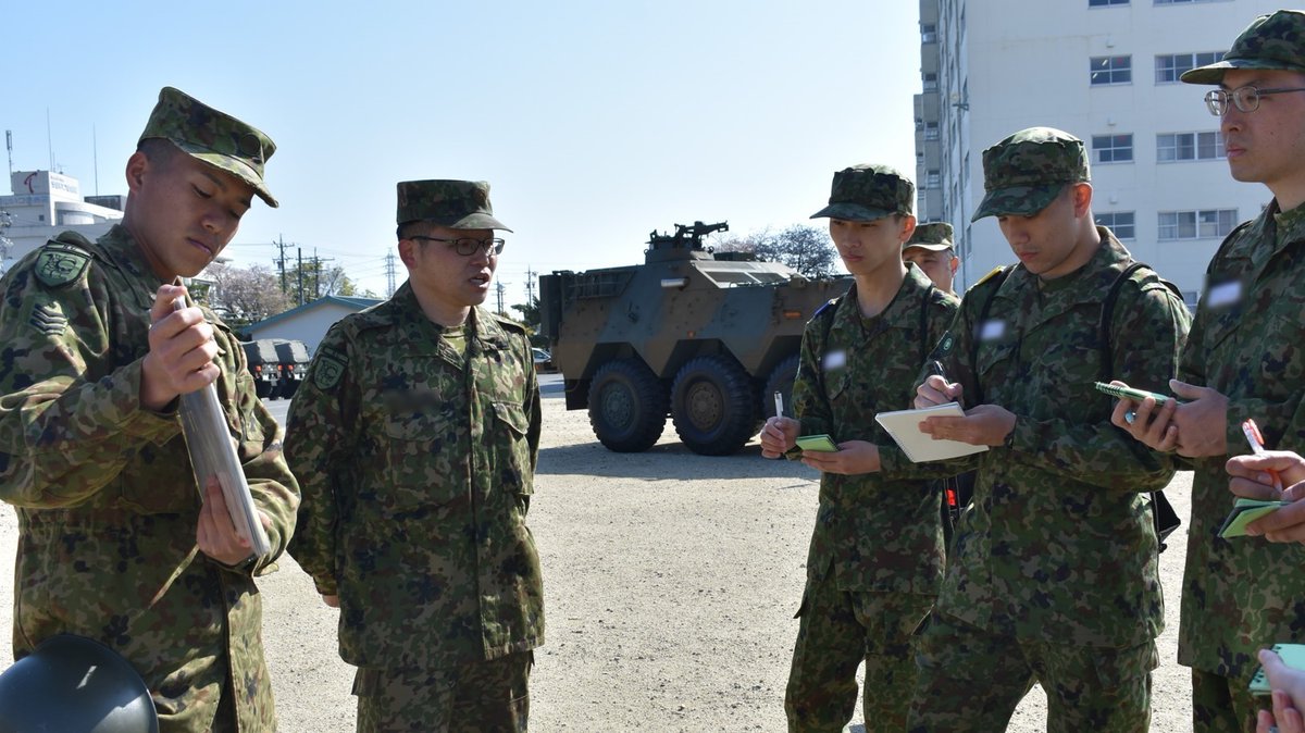 JGSDF_MA_10RC's tweet photo. 【自衛官候補生職種説明会】
守山駐屯地で実施された自衛官候補生に対する職種説明会に参加し、部隊・職種の特性を説明し、希望職種の選定に寄与しました。
また、地方協力本部と連携し募集広報として装備品展示を実施しました
#自衛隊 #守山駐屯地 #第１０偵察戦闘大隊 #１６式機動戦闘車 https://t.co/8JlUIHrYvA