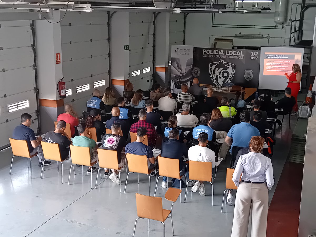 📆Ayer, 28 de mayo, Fundación Mémora colaboró con la policía Local de Santa Cruz de #Tenerife para una #Formación de Comunicación de malas noticas impartida por Carmen Linares, decana del colegio de psicólogos de Tenerife, donde acudieron 40 policías locales.
#fundacionmemora