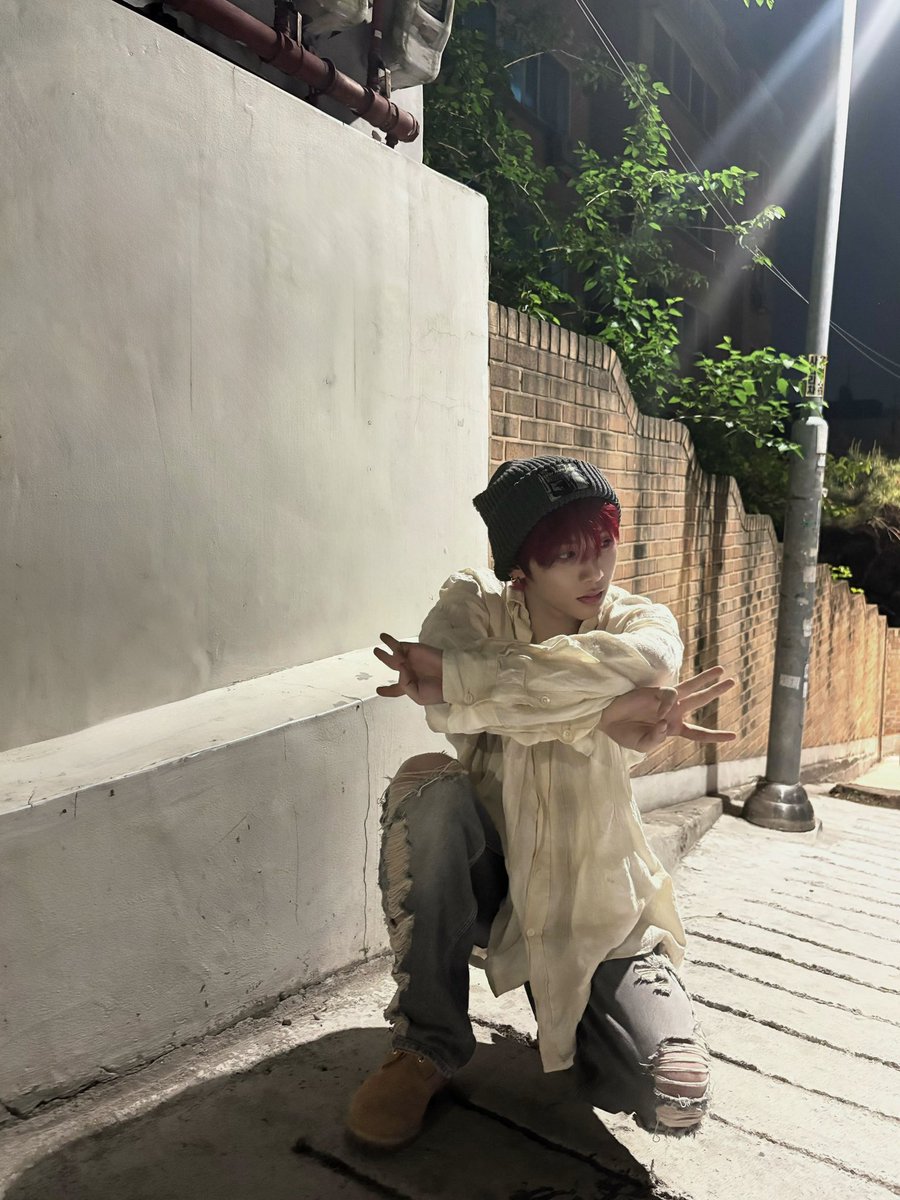 I tried the new trend of the cute cat pose and ended up looking like a cat rock star 🐈‍⬛