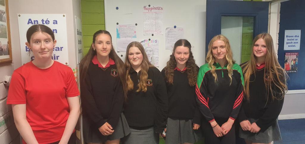 "Is ionann an sonas ná..../Happiness is... "a bheith páirteach sa chomórtas Club Leabhar! Míle Buíochas as gach éinne a chuir iarratas isteach. Cómhgháirdeas le Holly, Shonagh, Lauren, agus Margaret a bhuaigh duaiseanna.