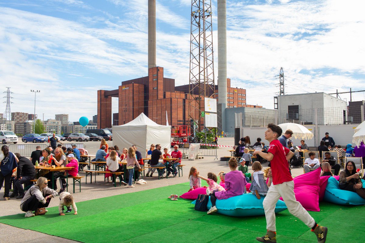 Eilinen oli upea päivä! 🎈Juhlimme Suvilahdessa Me-säätiön ensimmäistä vuosikymmentä yhdessä ystävien, perheiden ja yhteisöjemme perheiden kanssa. Kiitos vieraille, esiintyjille ja kaikille, jotka ovat tehneet näistä 10 vuodesta ikimuistoiset! 💖