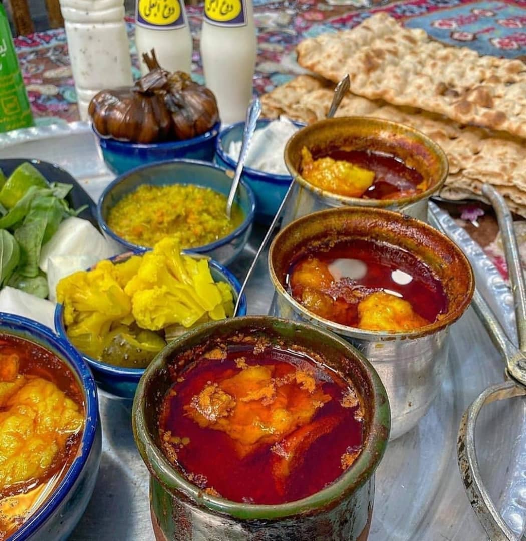 آبگوشت؛ طعمی که تاریخ ایران را در یک کاسه جا داده🍲✨ از شاهان قاجار تا سفره‌های جمعه‌ی خانوادگی، این غذای اصیل با عطر مرزه و نخودهای له‌شده، دل‌ها را می‌برد. یادت باشد: تریدش با نان سنگک، کوبیده‌اش با عشق🤩👌🏻#سفره_ایرانی #غذای_سنتی