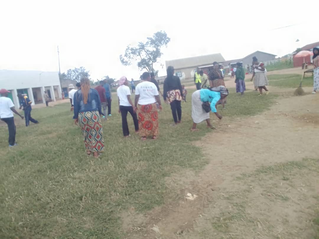 #Igitondo_Cy_Isuku:
Mu Tugari twose tugize Umurenge wa Mayange abaturage babyukiye mu bikorwa byo gukora isuku aho batuye, aho bakorera imirimo y'ubucuruzi ndetse no mu migenderano yo mu midigudu. Iki gikorwa kigamije kwimakaza umuco w’isuku n’isukura.
#Isuku_Hose