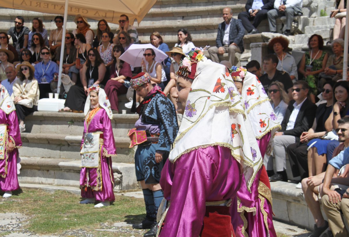 Asırlar boyunca bir ‘tedavi’ merkezi olarak hizmet veren, günümüzde hala binlerce turisti ağırlayan Bergama Asklepion, 48. Grup Psikoterapileri Kongresi’ne ev sahipliği yapıyor. Açılışta BERTO Başkanı Lütfi Kolat da bir konuşma yaparak iyi dileklerde bulundu.