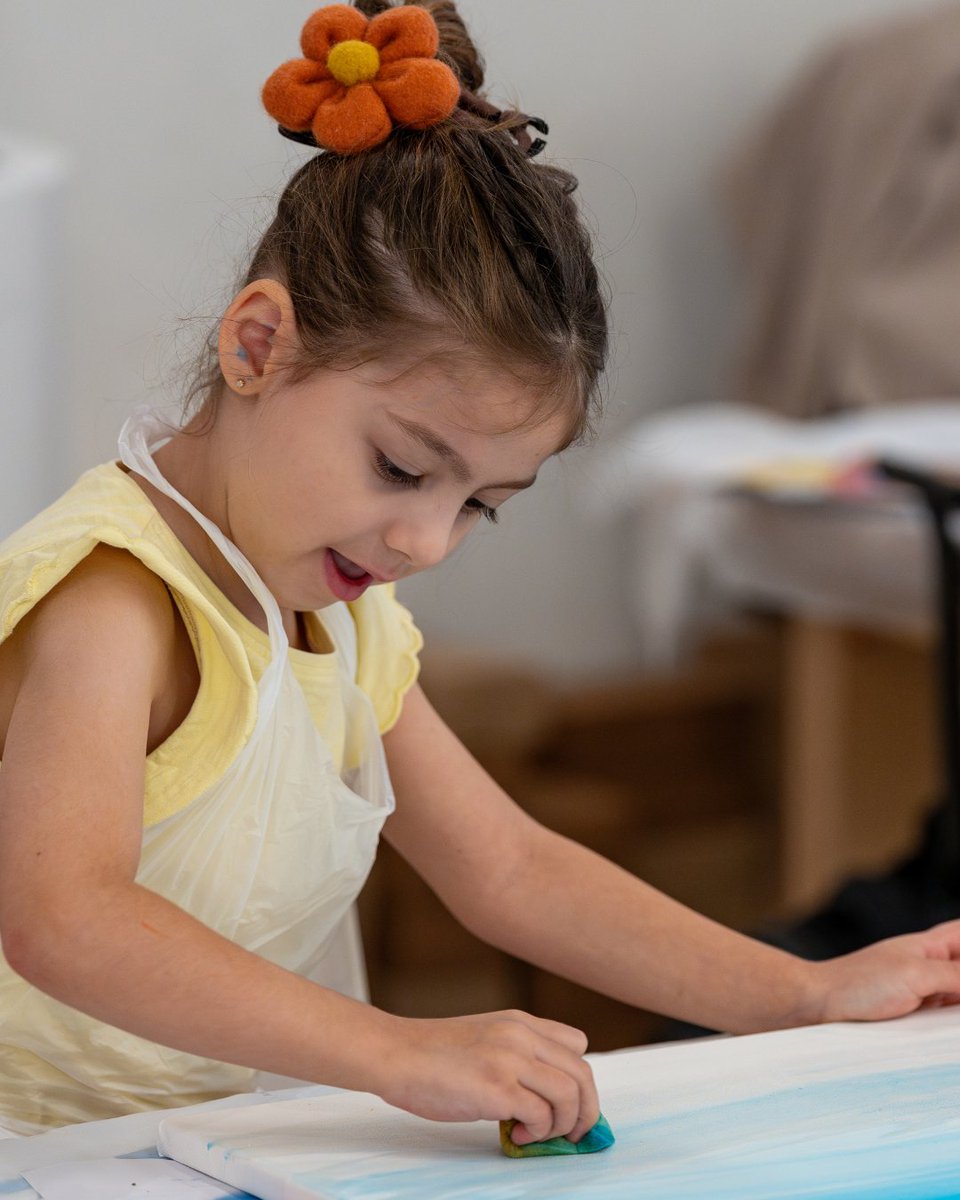 اصقلوا مهارات صغاركم الإبداعية في مركز الفنون للأطفال! 🎨

يمكن للأطفال استكشاف عالم الفنون التشكيلية، وتعلّم تقنيات جديدة، وتطوير مهاراتهم من خلال ورش عمل تفاعلية وممتعة.

اكتشفوا المزيد وسجلوا أطفالكم عبر: 
culturalfoundation.ae/ar/programmes 

#المجمّع_الثقافي #ثقافة_أبوظبي #في_أبوظبي