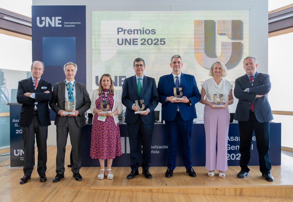 Antonio Valladolid recibe el premio UNE a la Presidencia más destacada de CTN-UNE o SC-UNE. 
La <a href="/NormasUNE/">UNE Asociación Española de Normalización</a>  ha entregado los Premios UNE 2025, unos galardones que reconocen la contribución de personas y organizaciones a la #estandarización.
<a href="/F2I2/">F2i2 Fundación Fomento de la Innovación Industrial</a>