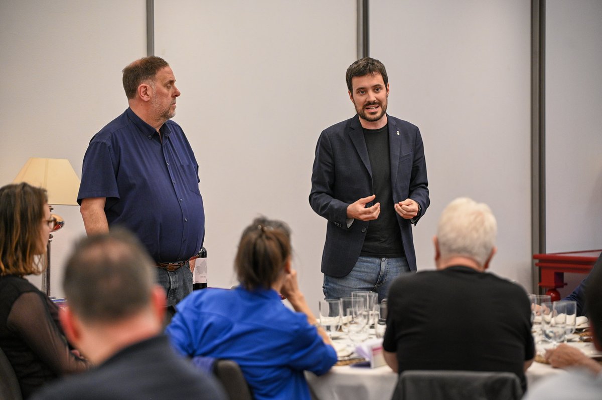 ercsantcugat's tweet photo. Aquest dijous amb en @junqueras hem parlat dels reptes de país i també de #SantCugat per als propers anys. Reptes ingents i també grans possibilitats per a qui es treballa el futur! #BlindemDrets 📸 Paula Roque https://t.co/PYdLzCO8Gm