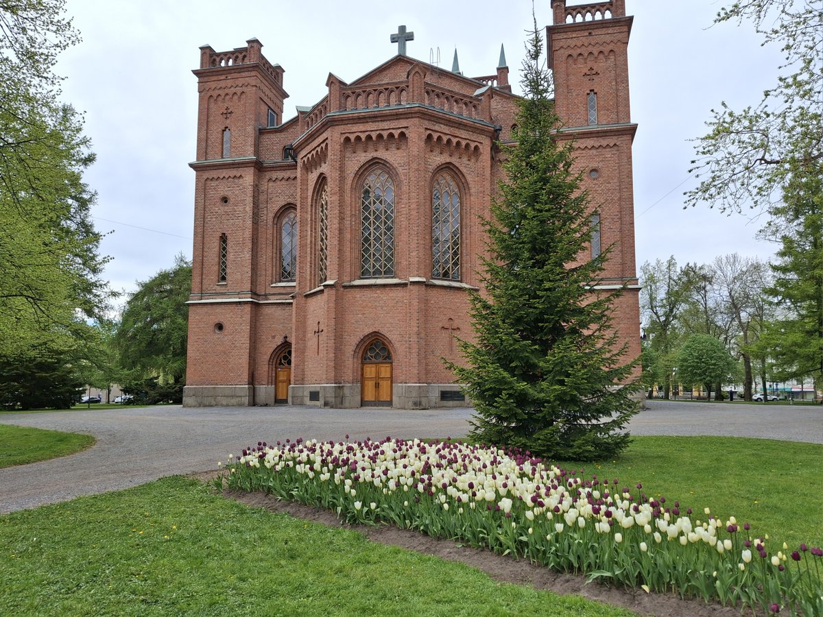 Toukokuu hupenee kovaa kyytiä. Tänään on jo toiseksi viimeinen, eli 30. päivä. Pasilla on nimipäivä, joten onnittelut! 💐🥂
Kuva Vaasan kirkkopuistosta.