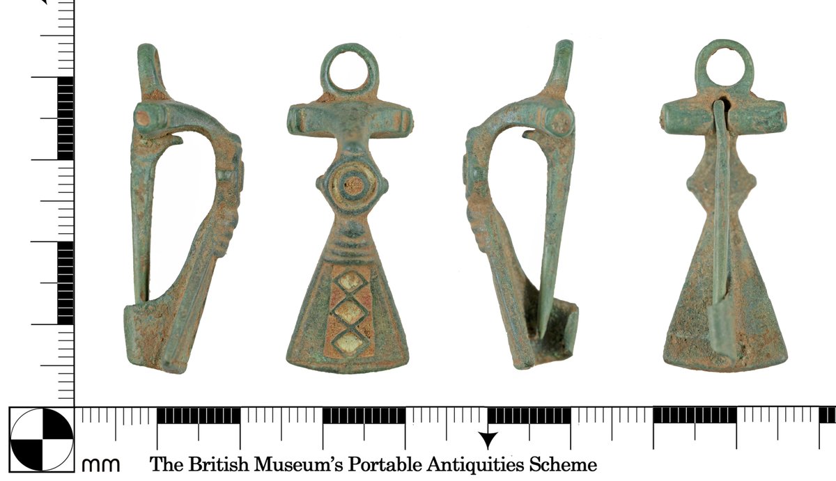 YORYM_FLA's tweet image. This is a Roman bow and fantail brooch, dating to c. AD 50 - 150. The bow of this brooch has been decorated with striking red and yellow enamel. #FindsFriday buff.ly/g2EaN3H