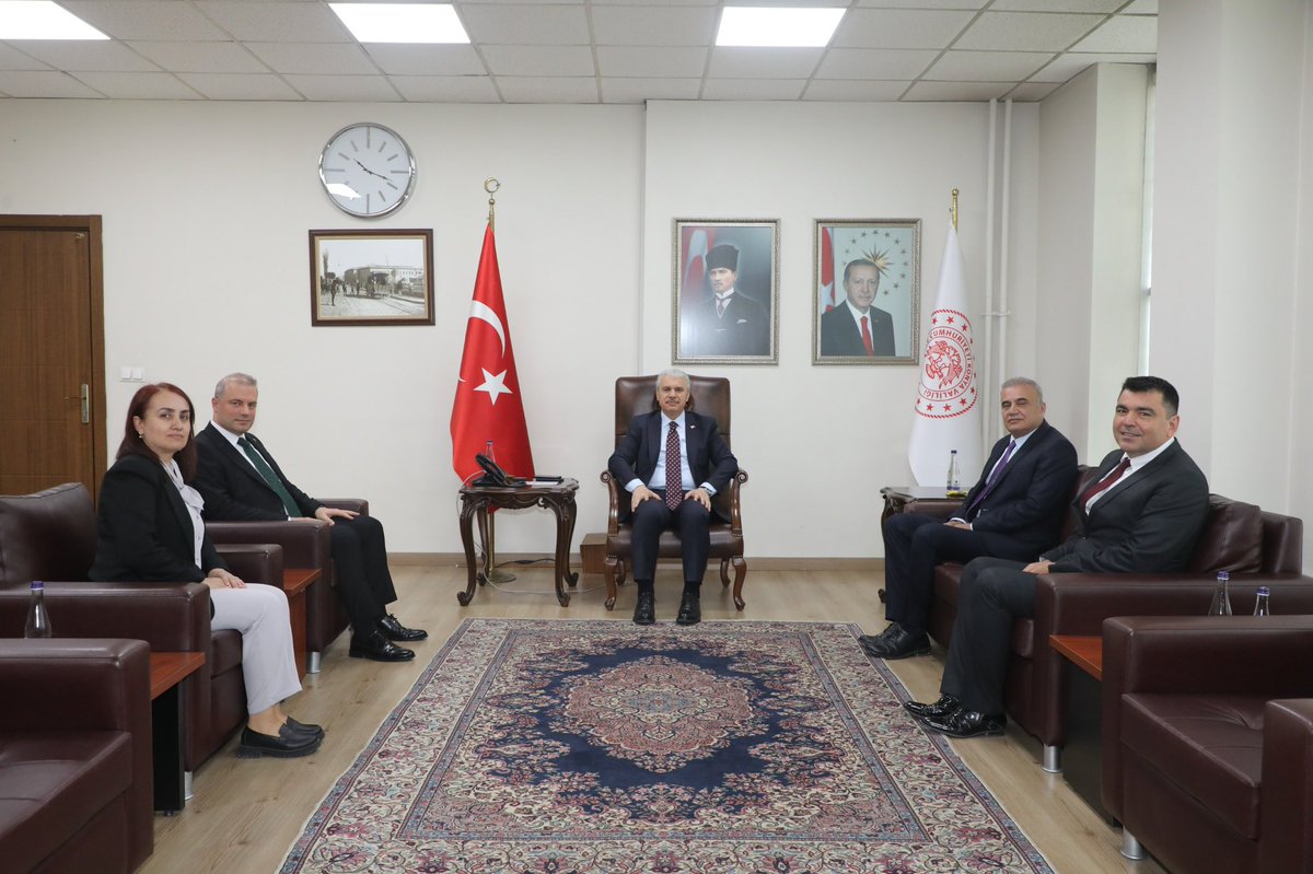 Çevre Haftası münasebetiyle Çevre, Şehircilik ve İklim Değişikliği İl Müdürü Fatih Ayaz ve beraberindeki heyet, Valimiz İbrahim Akın’ı ziyaret etti.

Şehrimizde çevre, şehircilik ve iklim değişikliği alanında yapılan çalışmalar ve Çevre Haftası münasebetiyle yapılacak etkinlikler