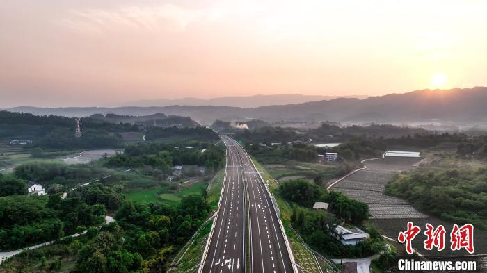 【重慶永川至璧山高速公路建成通車】29日，重慶永川至璧山高速公路（永璧高速）建成通車，並於30日正式向社會車輛開放通行。永璧高速總里程25.58公里，採用雙向四車道高速公路標準建設，設計速度100公里/小時；建成通車後，從永川到璧山車程將由目前的1小時縮短至20分鐘左右。