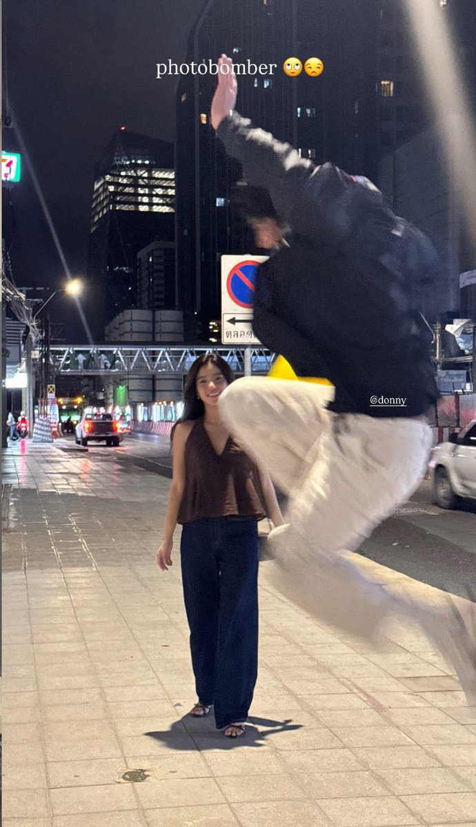 donnyfics's tweet photo. minsan putographer, minsan photobomber 😂 https://t.co/8gec8IQd9j