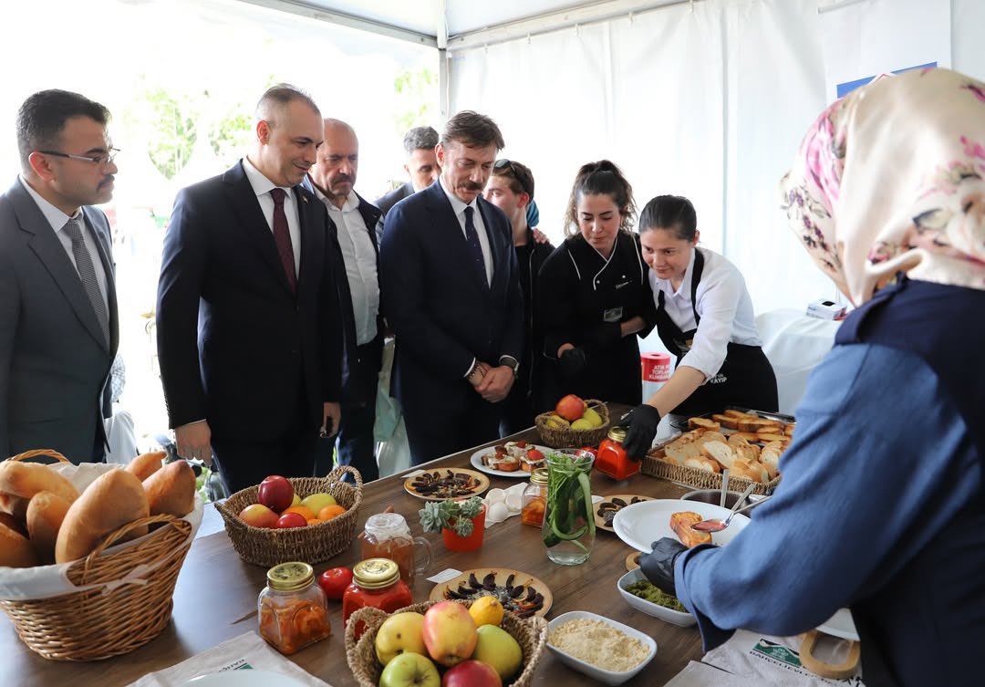 istanbul_csb's tweet photo. Cumhurbaşkanımız Sayın @RTErdogan ’ın teşrifleri, Sayın @murat_kurum’un katılımlarıyla ve @csbgovtr’nin ev sahipliğinde gerçekleşen Millet Bahçeleri Açılışı kapsamında, Beykoz Çayırı’nda çevre duyarlılığıyla oluşturulan stantlarımızda yerimizi aldık. https://t.co/RRIKx3kYVs