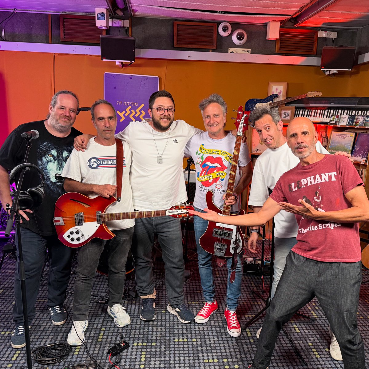 ב-12:00 בגלגלצ – שלוש שעות עם עומר גפן לכבוד 30 שנה ל"האיש שראה הכל" וביצועים לייב באולפן! מוזמנים להצטרף 🕺📻