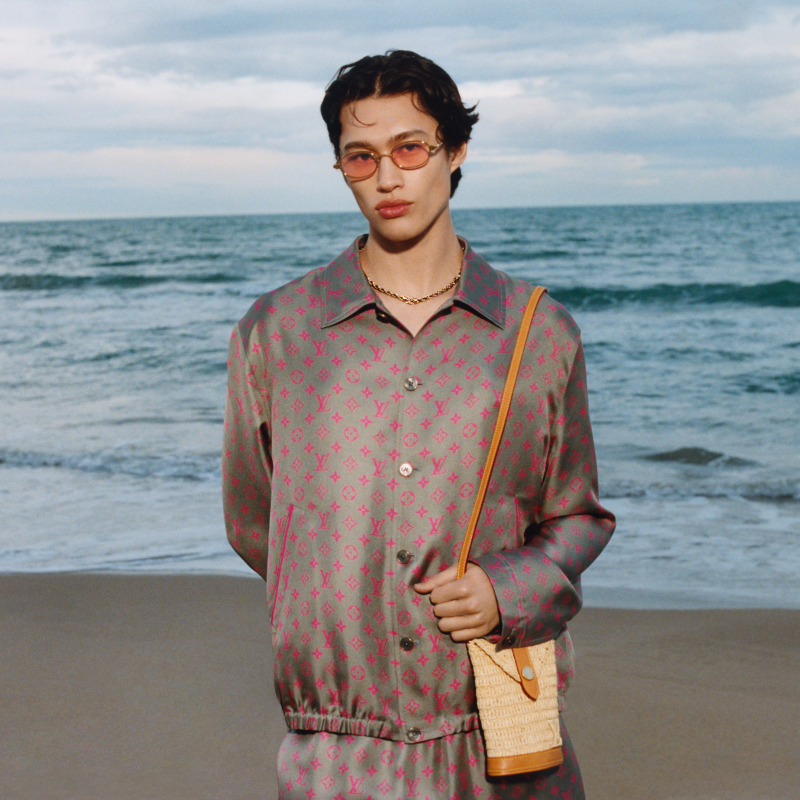 LouisVuitton_JP's tweet photo. 2025プレフォール メンズ･コレクション
エフォートレスなエレガンスをまとった@pharrellによるコレクション。テーラードアイテムにカジュアル感をプラスした、理想的なバカンスを表現するワードローブを提案。

#LVMenPreFall25 #PharrellWilliams #LouisVuitton