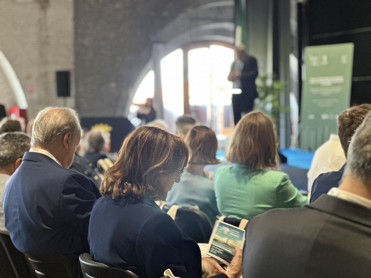 📍 Nella Sala degli Squadratori è in corso il convegno “Ricerca, formazione, innovazione. Verso un cluster della conoscenza a #Venezia”

🔵 Un appuntamento per approfondire le potenzialità di sviluppo di Venezia dal punto di vista economico e sociale.

#SaloneNauticoVenezia
