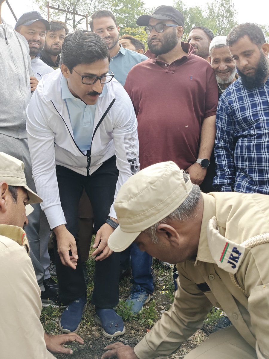 SBM-G, Jammu and Kashmir (@mission_sbm) on Twitter photo World Environment Day Celebration at Amrit Sarovar, Bongam #Khonmoh. Hon'ble MLA of Lal Chowk Constituency, Jinab <a href="/ahsanpardesi/">Ahsan Pardesi</a> sb, along with BDO Khonmoh, Mohammad Muqsit Wani, led the initiative aimed to raise awareness about environmental conservation. #SBMG #NoToPlastic World Environment Day Celebration at Amrit Sarovar, Bongam #Khonmoh. Hon'ble MLA of Lal Chowk Constituency, Jinab <a href="/ahsanpardesi/">Ahsan Pardesi</a> sb, along with BDO Khonmoh, Mohammad Muqsit Wani, led the initiative aimed to raise awareness about environmental conservation. #SBMG #NoToPlastic