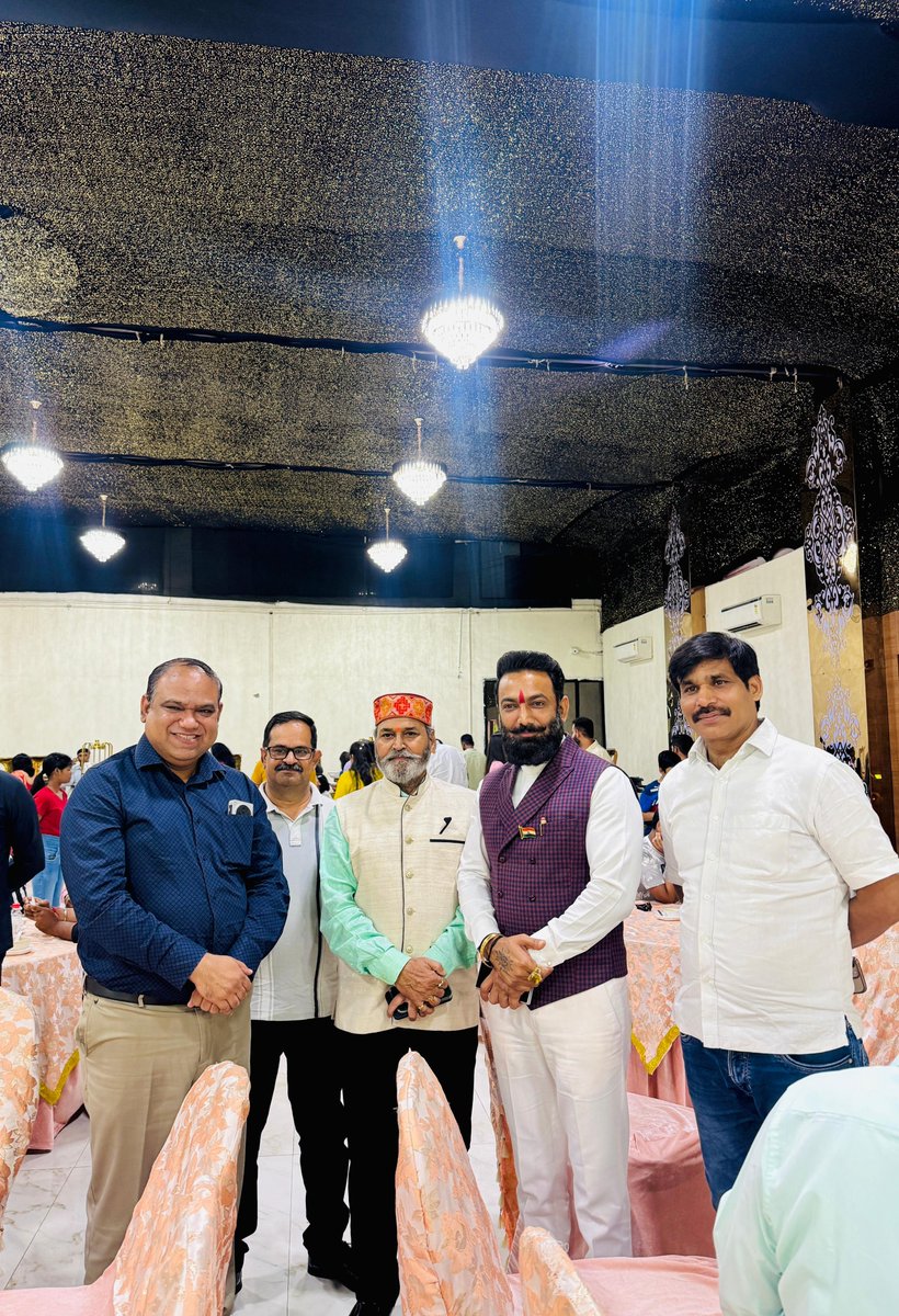 खुशियों की ओर एक और सुनहरी शाम आदरणीय प्रोफेसर बड़े भैया श्री रामानंद सिंह जी के पौत्र जय के जन्मोत्सव के शुभ अवसर पर होटल वुड कैसल, रायपुर में शामिल होकर जय को शुभकामनाएँ एवं शुभाशीष दिया। 
.
.
.
.
 #karnisena #vstomar #virendrasinghtomar #raipur #chhattisgarh #birthday