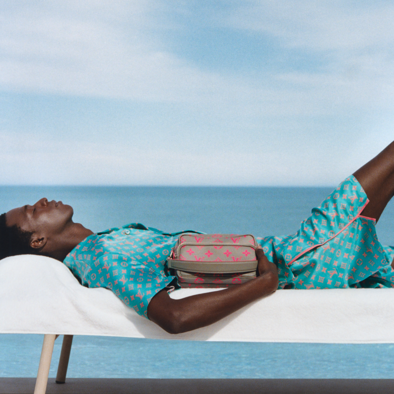 LouisVuitton_JP's tweet photo. 2025プレフォール メンズ･コレクション
エフォートレスなエレガンスをまとった@pharrellによるコレクション。テーラードアイテムにカジュアル感をプラスした、理想的なバカンスを表現するワードローブを提案。

#LVMenPreFall25 #PharrellWilliams #LouisVuitton