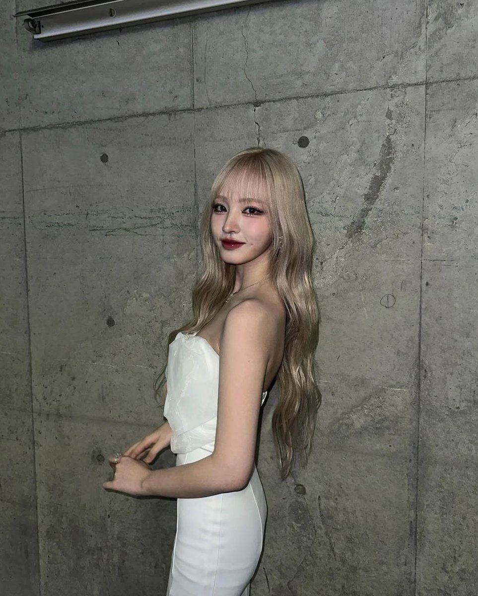 𓏲 ࣪˖♡𓂃 𝑮͟𝒓͟𝒂͟𝒄͟𝒆͟𝒇͟𝒖͟𝒍͟ 𝒂͟𝒏͟𝒅͟ 𝒈͟𝒍͟𝒐͟𝒘͟𝒊͟𝒏͟𝒈 in all white. Effortlessly elegant with soft waves and a radiant aura—beauty that shines even against the simplest backdrop. A vision of modern charm and poise.