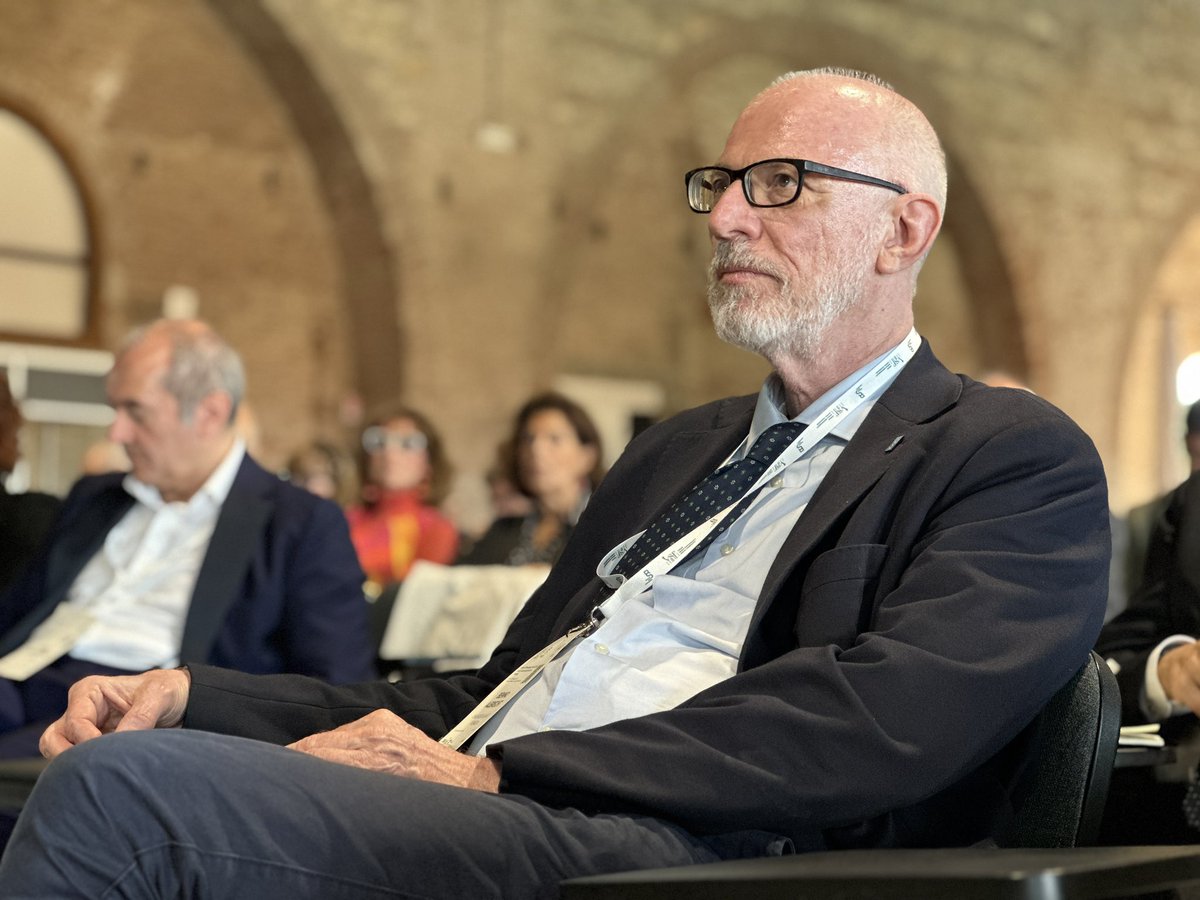 #VENEZIA🔹 Oggi al @salonevenezia per il convegno “Ricerca, Formazione, Innovazione. Verso un cluster della conoscenza a Venezia”, insieme all’amico Renato Brunetta, Presidente della Fondazione Venezia Capitale Mondiale della Sostenibilità.

Un’occasione preziosa di dialogo e
